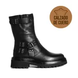 Bota de cuero negro con caña media, suela track robusta y detalles de correas con hebillas metálicas en el tobillo y la parte superior.