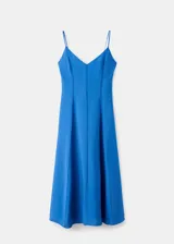 Vestido midi de tirantes finos y escote en V, color azul, con costuras decorativas verticales que realzan la silueta evasé.