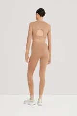 Calza larga de lycra color rosa claro, tiro alto y cintura doble.