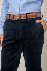 Pantalón de pana de corte recto custom fit, color marrón, con bolsillos laterales y cierre de botón y cremallera.