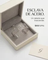Esclava de acero con diseño calado y textura rugosa, decorada con pequeñas circonias incrustadas. El diseño simula múltiples aros superpuestos.