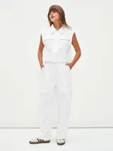 Pantalón de vestir blanco, de tiro alto y corte palazzo, con bolsillos laterales y bolsillos cargo con solapa en los muslos.