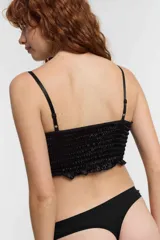 Bustier blanco de breteles finos, con copas preformadas y detalle de tul en el escote.