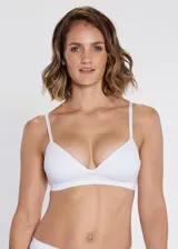 Soutien blanco de microfibra, sin costuras, preformado, con copa soft triangular, sin aro y breteles regulables.