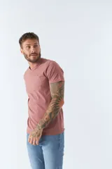 Remera básica de hombre con escote en V y manga corta. Presenta un diseño liso con logo bordado en el pecho.