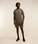 Remera deportiva Get Over de manga corta y cuello redondo, en color verde militar con diseño de paneles con textura geométrica. Confeccionada en tejido de poliéster respirable con tecnología Dry y protección UV.