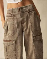 Pantalón cargo marrón de corte holgado, con bolsillos laterales y frontales con solapa y botón.