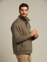 Sweater azul marino con cuello alto abotonado, diseño acolchado y bolsillo tipo canguro.