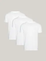 Pack de tres remeras blancas Tommy Hilfiger, de manga corta y cuello redondo, confeccionadas en mezcla de algodón y elastano con el logo sutil de la marca.