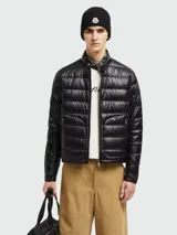 Campera puffer corta Moncler modelo Acorus, color negro, con cuello alto, cierre frontal y bolsillos laterales con cierre.