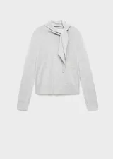 Jersey de punto fino color gris claro, de corte recto y manga larga, con cuello alto y detalle de lazada en el cuello.