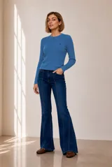 Sweater de punto con diseño de ochos, color celeste, cuello redondo y manga larga.