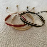 Pulsera artesanal confeccionada con cuentas Miyuki originales, de diseño ajustable.
