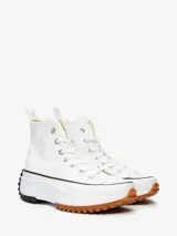 Championes Converse modelo Run Star Hike de caña alta, confeccionados en lona blanca. Presentan una plataforma voluminosa con suela de goma dentada en colores blanco, negro y caramelo, puntera de goma y el icónico parche de Chuck Taylor en el tobillo.