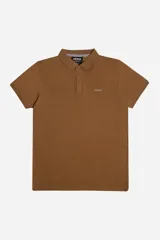 Remera polo color marrón, de manga corta, con cuello y tapeta de dos botones. Presenta el logo de la marca Mistral estampado en el pecho.