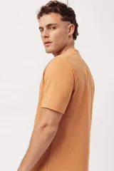 Remera blanca de algodón con cuello redondo y manga corta. Estampado frontal con una ola azul, un sol naranja y el texto "SURF UNTIL SUNSET".