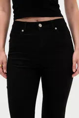 Pantalón jean de tiro alto y corte recto, color blanco, con bolsillos laterales y traseros, y terminación desmechada en los tobillos.