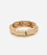 Pulsera dorada rígida con diseño de eslabones que simulan cañas de bambú.