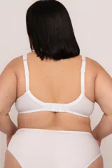 Soutien reductor blanco con bretel ancho, sin aro, confeccionado en LYCRA® con detalle de encaje lila y microtul en copa. Breteles elásticos regulables y ganchos reforzados en espalda.