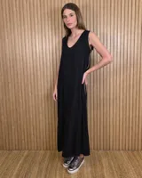 Vestido largo negro de corte holgado, sin mangas y con escote redondo. Presenta detalles de ribetes contrastantes en color beige en los laterales y sisas.