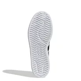 Championes Adidas Streettalk de diseño urbano, color blanco con las tres tiras laterales en negro. Presentan puntera reforzada tipo shell-toe, cierre con cordones y suela de goma.