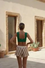 Top de tejido de punto color negro, con escote cuadrado y tirantes anchos, de corte ajustado al cuerpo.