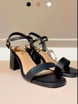 Sandalias negras de cuero vegano con tira delantera ancha, pulsera al tobillo con hebilla y tacón cuadrado de 6 cm.