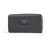 Billetera negra de símil cuero con cierre perimetral y logo metálico plateado en el frente.