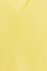 Jersey de punto liso color amarillo, confeccionado en lana 100%, con cuello pico y manga corta.