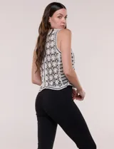 Chaleco de crochet color blanco con detalles en negro, escote en V y cierre frontal con botones.