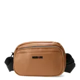 Cartera bandolera Las Oreiro confeccionada en cuero sintético color tostado, con diseño compacto y funcional. Presenta un compartimento principal con cierre, bolsillo frontal con cierre, bolsillo posterior antirrobo y correa ajustable de cinta negra con logo grabado.