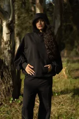 Pantalón ancho negro de algodón con cintura elástica y dos cortes estéticos delanteros.