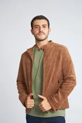 Campera de hombre estilo gamuza, con cuello mao, cierre frontal y bolsillos laterales con cierre.
