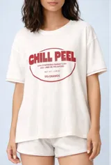 Remera blanca de manga corta con estampado frontal "Chill Peel" en rojo y texto adicional.