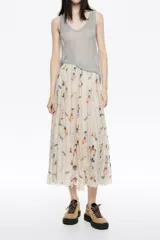 Falda midi plisada de silueta línea A, color crema, con estampado floral y rayas verticales en tonos pastel y tierra.