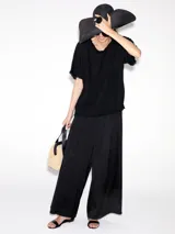 Pantalón palazzo negro de tiro alto y corte amplio.