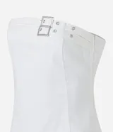 Vestido midi blanco sin breteles, confeccionado en bengalina. Presenta detalle de hebilla plateada en el busto y abertura en la parte trasera.