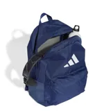 Mochila Adidas de diseño clásico en color azul marino, con el logo de la marca estampado en blanco en la parte frontal. Cuenta con un compartimento principal amplio y un bolsillo frontal con cierre.
