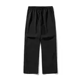 Pantalón cargo negro de corte ancho y holgado, con cintura elástica y cordón ajustable. Presenta detalles de corte o solapa en la parte trasera de las pantorrillas.
