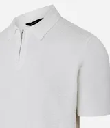 Polo de manga corta para hombre, color blanco, con cuello polo y cierre frontal de cremallera. Presenta una textura tejida sutil en toda la prenda.