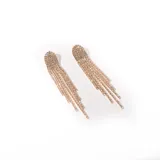Aros colgantes dorados con strass plateados.