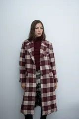 Chaqueta de corte sastre con estampado de cuadros en tonos marrones y beige, con solapas clásicas y cierre frontal con botones.