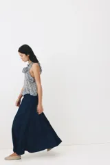 Pollera tobillera de denim de algodón con cintura estándar, cierre trasero, costura curva en las caderas y diseño con vuelo.