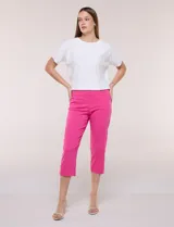 Pantalón capri estilo sastrero de tiro alto y color fucsia, marca Zac & Rachel, confeccionado en tejido elástico con cintura ancha sin cierres ni botones y bolsillos funcionales en el frente.