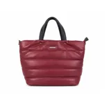 Cartera tipo tote de diseño acolchado en color bordó, con asas cortas en color negro y cierre superior.