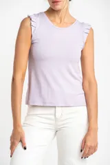Musculosa lila de punto canalé con volados en los hombros.