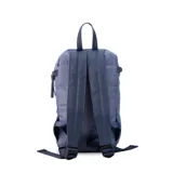 Mochila matera de diseño vertical, color gris azulado, con acabado acolchado y cierres frontales. Cuenta con un compartimento principal espacioso, un bolsillo frontal externo y un asa superior para transporte manual.