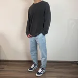 Jean de corte mom con efecto lavado, tiro medio y largo al tobillo.