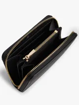 Billetera compacta Tommy Hilfiger de color negro, con acabado texturizado de líneas horizontales y cierre de cremallera metálica dorada. Cuenta con el logo de la marca en letras metálicas doradas en la parte frontal.