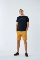 Bermuda tipo chino de gabardina, con bolsillos laterales y traseros, cierre de cremallera y botón, y pasacintos en la cintura. Presenta un diseño clásico con logo bordado.